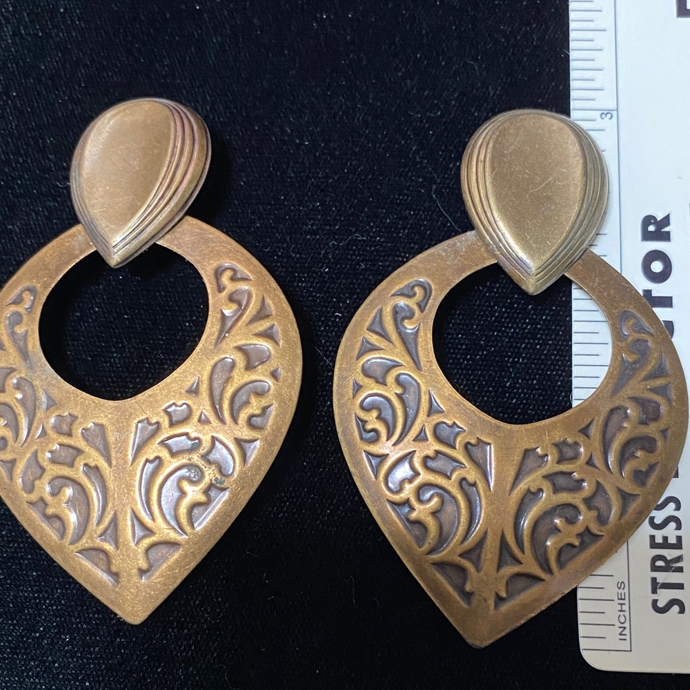 Elegant vintage pressed tin dangling Teardrop pierced Earrings - Picture 4 of 12